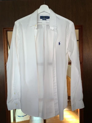 Skjorta - Polo Ralph Lauren skjorta i väldigt fin skick. Skjortan är använd vid endast ett tillfälle.  Storlek S.  Köpt från Care of Carl för 1000kr.  Pris kan diskuteras vid snabb affär!! Köparen står för frakten!