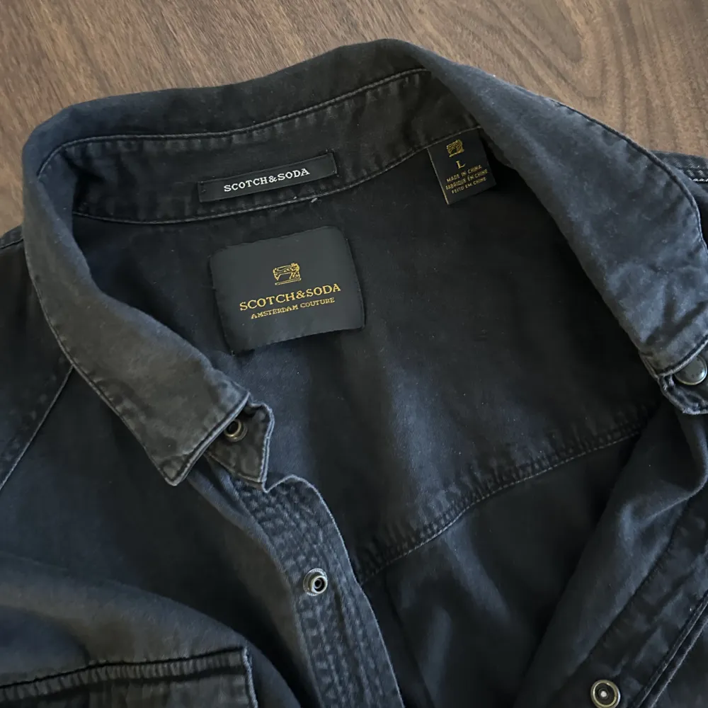 Scotch & Soda skjorta i svart jeans material. Stl: L . Skjortor.