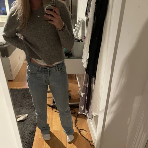 Levis jeans - Så snygga straight Levis jeans. Det är 501 or och är i bra skick därav priset! De är väldigt långa och i en så snygg ljusblå färg, väldigt snygga till sommaren. Passar bra på mig med 36/38 i storlek. Frakt ingår i priset dessutom! 