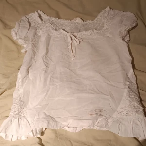 Sthlm stil tröja - En jättegullig vit t-shirt/blus med fint broderi! 70 kr+30 kr frakt, köparen står för frakten