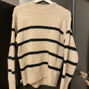 Stickad tröja  - Stickad tröja i svart och beige från hm, knappt använd. Storlek XS, men passar S bra också.