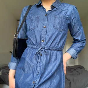 Klänning från Kappahl - Säljer denna snygga klänning från Kappahl i storlek 164. Den är en aning tight i axlarna på mig, uppskattar därför att den möjligtvis skulle passa storlek XS. Den är helt oanvänd och lappen sitter kvar