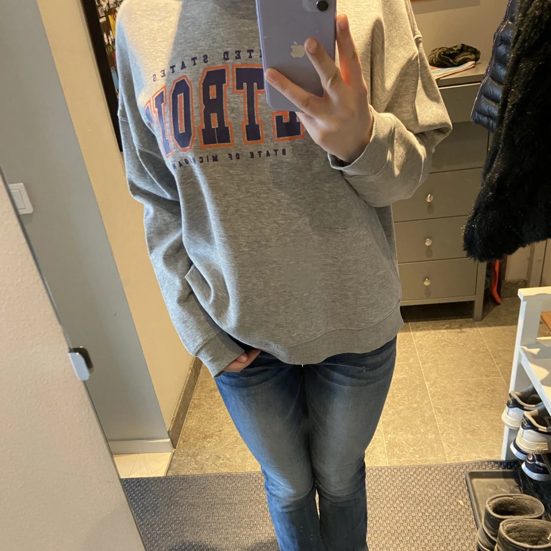 Sweatshirt som jag har använt typ en gång. Köpte för ungefär 250kr i England. Väldigt bra kvalite och är inte slitet alls. - 90
