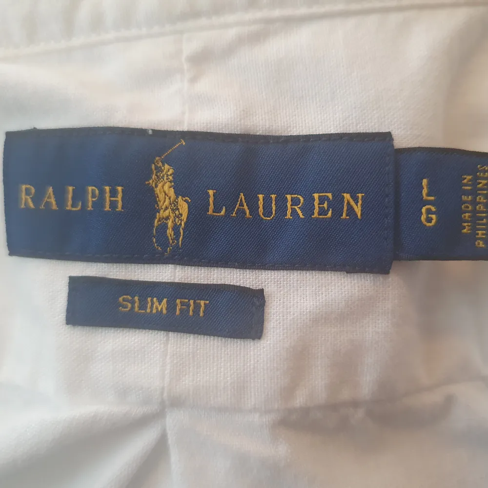 Säljer sonens vita Polo Ralph Lauren skjorta i strl L. Slim fit. Sparsam använd. Mest hängt i skåpet.  Hämtas i Göteborg eller Kungölv. Kan skickas om köparen betalar frakten.. Skjortor.
