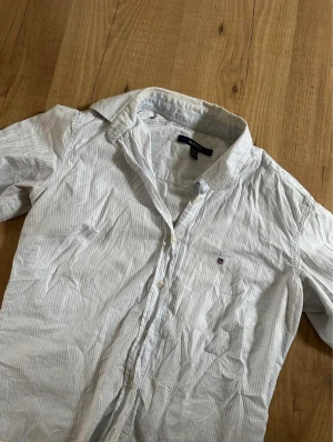 Skjorta - Gant skjorta i storlek S  Fint skick  Inte struken och en snabb tagen bild 