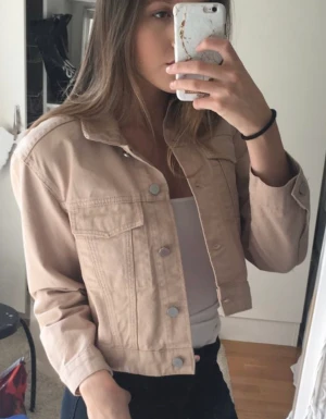 Jeansjacka - Beige jeansjacka i mycket bra skick. Tajtare & lite kortare modell på jackan. Köpt från H&M