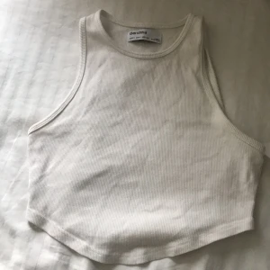 Linne  - Hej, säljer mitt vita linne då det aldrig används och har använts Max 2 gånger. Hör av dig vid intresse eller frågor!💗