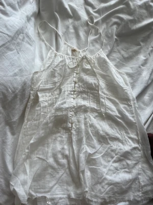 Topp - Söt topp till sommaren köpt från Bikbok i Storlek L men sitter mer som en Medium.