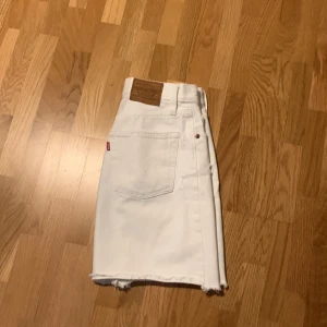 Kjol - Vit jeanskjol från Levis. Väldigt fint skick. Nypris ca 500 kr.