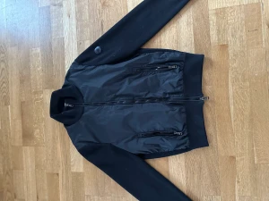 Moncler cardigan  - Säljer min moncler cardigan som jag ej använder. Storlek är L men passar m. Vid snabb affär kan priset diskuteras 