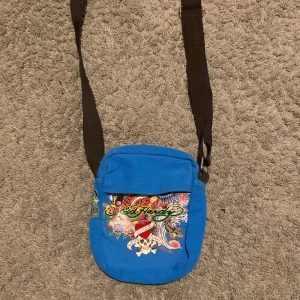 Edhardy väska - Hej, jag säljer nu denna feta ed Hardy väska som allergi kommit till användning så köp gärna:)! Den är i typ nyskick ☺️