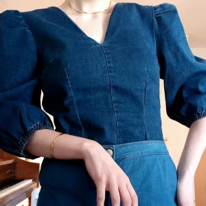 Vero Moda Denim Blus - En klassisk snygg blus i fint i princip nytt skick.Tjockt hållbart denim material.  Storlek: M  •Skickas spårbart med postnord   •Paketeras väl innan den skickas   •Alla kläder har tvättats innan de skickas.  ❤ Tar bild på varan när den lämnas in på ombud