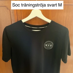 Soc tränings t-shirt  - Svart tränings t-shirt lite croppad
