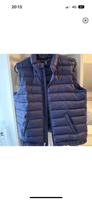 Polo Ralph Lauren - Riktigt snygg väst från Polo Ralph Lauren. Storlek XS och är inköpt för närmare 2300:- kvitto finns och skicket är 10/10 säljer för endast 700:- och passa på för priset är verkligen billigt för den. 
