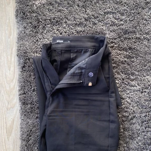 kostymbyxor  - Bikbok kostymbyxor- Vera  Storlek 34, dom är i väldigt fint skick! 220kr