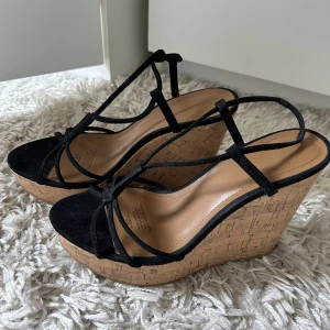 Svarta kilklackar  - Använda 1 gång