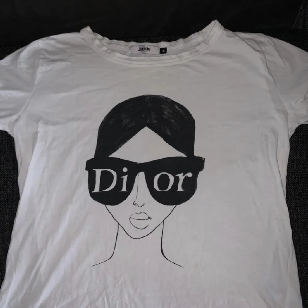 Dior T-shirt från Jackie! Strl M 400. T-shirts.