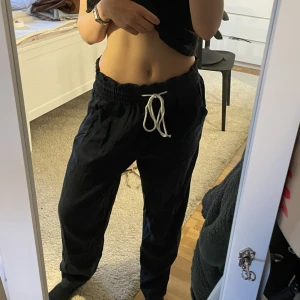 Roxy liknande byxor  - Så så så fina byxor från hm som ser exakt ut som Roxy linnebyxor. Är så sköna och bara använda två gånger eftersom att jag säljer de för min kusin. Kontakta vid frågor eller bilder eller priset!🤪