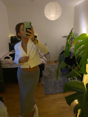 Vit snygg kavaj - Skitsnygg kavaj perfekt för sommaren, prislapp kvar på helt ny aldrig använd och så fräsch 