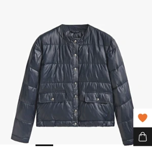 Massimo Dutti jacka  - SÖKER!!! söker denna jacka från Massimo Dutti i storlek XS eller S🙏🏼🙏🏼🙏🏼🙏🏼hör av er om ni kan tänka er sälja 