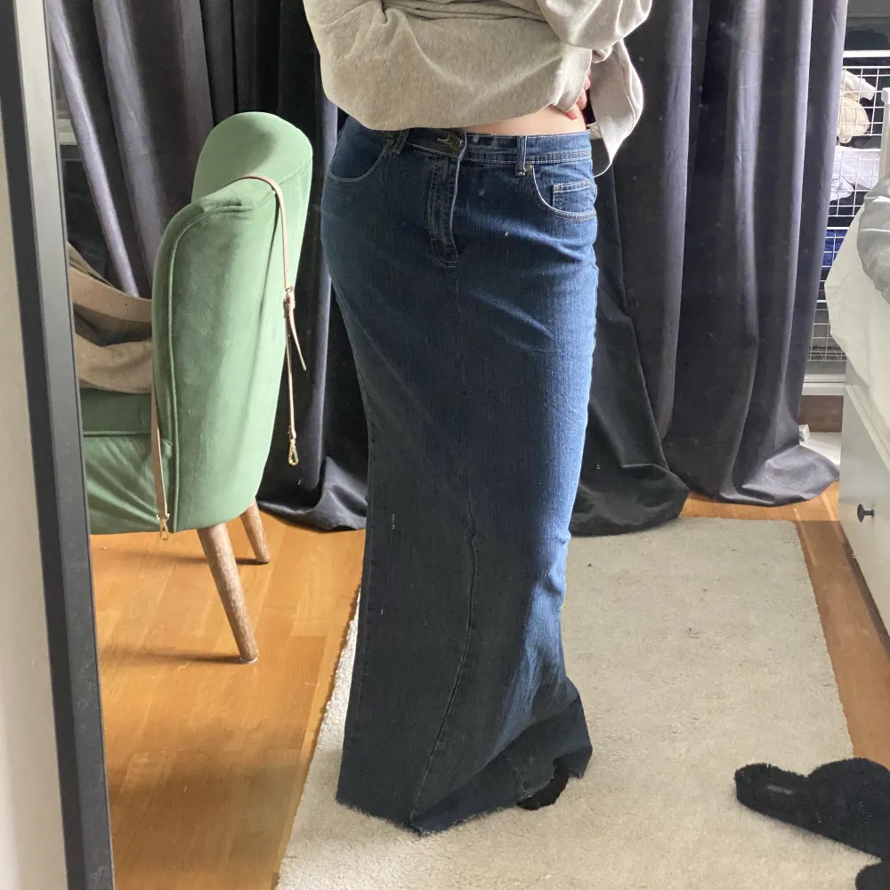 Maxikjol som jag sytt om från ett par jeans. Så trendigt just nu! Har en slits baktill för att det ska vara enkelt att röra sig💞första bilden är lånad!. Kjolar.
