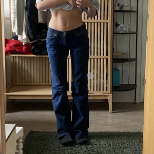 Levis 529  - Mina bästa levis som blivit för stora! En rak bootcut fit ganska low waist. 