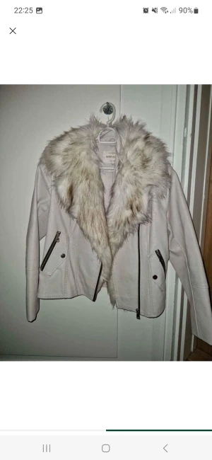 River Island jacka - Beige skinn jacka från river island med avtagbar päls storlek 38 använt ett fåtal gånger