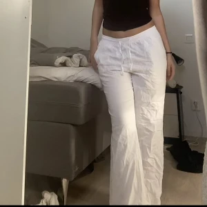 Lågmidjade linnebyxor  - Säljer dessa superfina lågmidjade linnebyxorna. De är i väldigt bra skick då jag aldrig använt dem.  TRYCK INTE KÖP NU