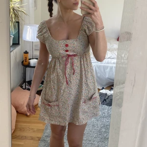Sommarklänning - Jättesöt sommarklänning som är helt oanvänd! Har supergulliga fickor😊 Pris kan diskuteras💗