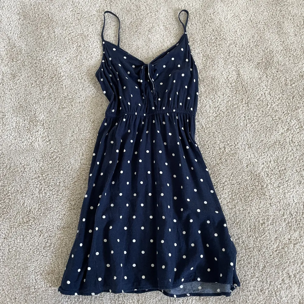 Mörkblå klänning med vita prickar från hm💕Bra skick, köpare står för frakt 🚚 . Klänningar.