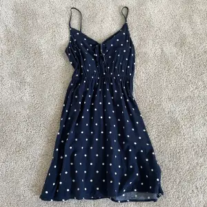 Mörkblå klänning med vita prickar från hm💕Bra skick, köpare står för frakt 🚚 