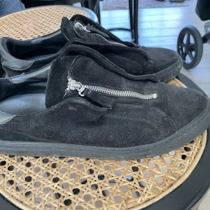 Axel Arigato skor sneakers strl 43 - Fina Axel Arigato mocka skor i svart  Använt skick men fin sula- se bilder   Söm som lossat lite men går att fixa om du är händig. Förändrar heller inte passformen på foten  Mockan fortfarande fin men lite dammig, går att ta bort 