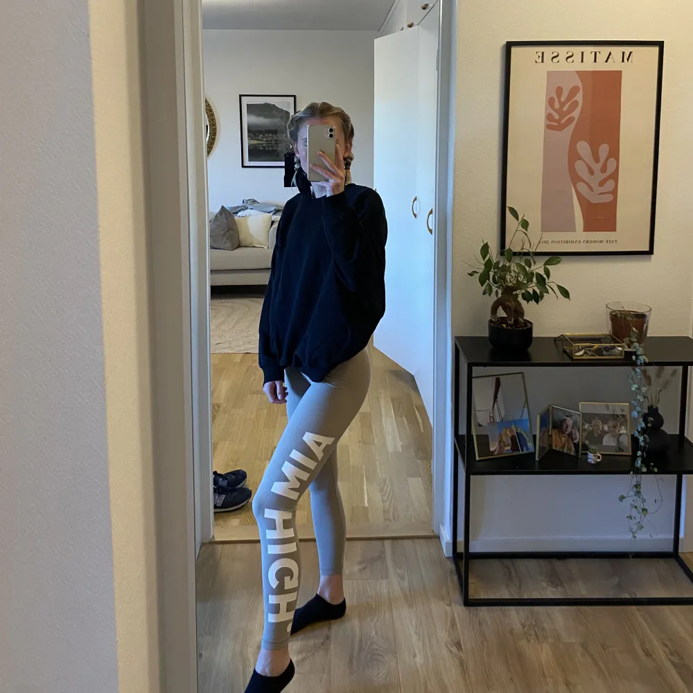 Tights från aimn. Använda men bra skick! Står aim high på benet, och texten är i jättebra skick, ser ut precis som när jag fick hem de! Köparen står för frakten 🥰. Jeans & Byxor.