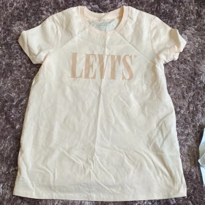 Levis t-shirt - Storleken är medium men passar också large, bara att den blir tajtare. 