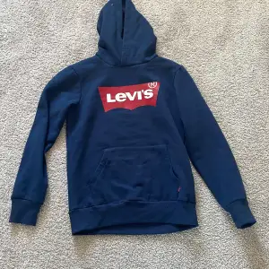 En oanvänd marin blå Levis hoodie i storlek 152 Nypris: 600kr Mitt pris : 150kr