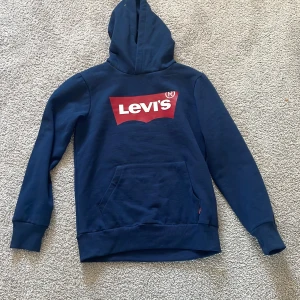 Levis hoodie  - En oanvänd marin blå Levis hoodie i storlek 152 Nypris: 600kr Mitt pris : 150kr