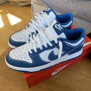 Nike Dunk Low Industrial Blue Sashiko - Säljer mina dunks då de bara står och samlar damm på rummet. Aldrig använda, bara att höra av sig för kvitto(: Pris kan diskuteras vid snabb affär! Byten mot andra Dunks, Jordans ele Yeezy Slides funkar med