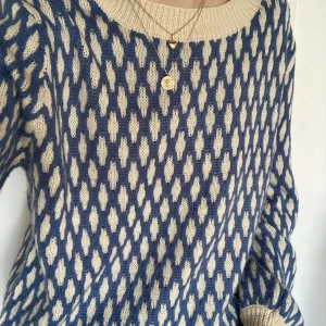 Blåvit kabelstickad - Somrig kabelstickad blå&vit tröja som tyvärr aldrig kommit till använding :)