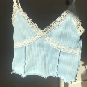 Sommar topp!🌊🐚 - Superfin ljusblå topp från hm som jag vuxit ur! Toppen skick. Och är i storlek XS/S💕🐚 banden kan förstoras/ förminskas. Pris kan diskuteras..