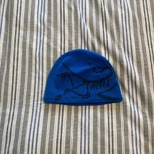 Arcteryx beanie - Cool mössa som passar alla huvuden.  Säljer för jag har tröttnatt på den.  känns nyskick är inte smutsig alls  Köpte october 2022 på arcteryx.com🗣️ 