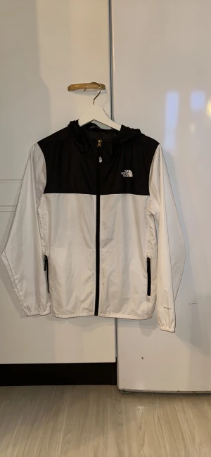 The North Face  - En jacka ifrån the North Face. Vind jacka eller sommar jacka för den är tunn 