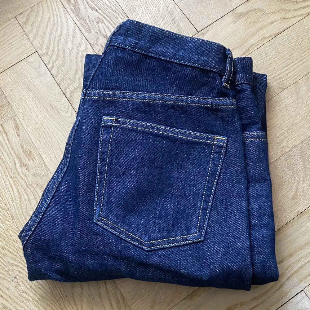 mörkblå jeans från & other stories i kortare modell (jag är 174) i storlek 26z . Jeans & Byxor.