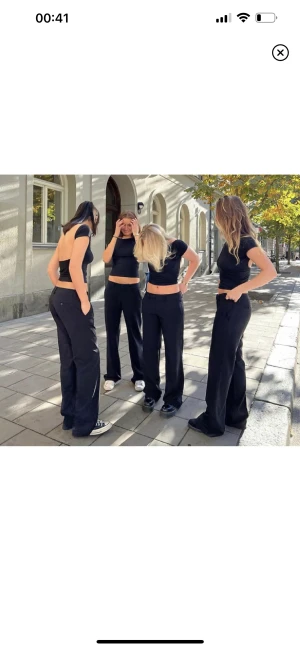 Alobha kostymbyxor  - Säljer dessa alobha kostymbyxor, som inte kommer till användning längre!💕 Byxorna är i fint skick men knappen som sitter som en ”extra” knapp är av men det stoppar inte byxan från att kunna knäppas! Hör av dej vid fler frågor!💕Kan tänka mig byta till S!💕