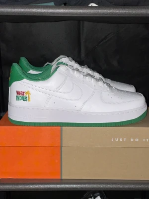 Air Force 1 West Infies - Nike air force 1 West Indies  Helt nya airforce 1, för fler info eller bilder kom PM( kan fraktas eller meet up i Stockholm)🙌🏻 