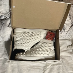 Christian Louboutin Sneakers - Christian Louboutin (High Sneakers) Inte Original Låda Eller Extra Skosnören På Bilderna(Får Hem Nya Nitar, Så De Är Helt Intakta Inom Kort)  Vita,Röd sula  Storlek:41IT(42-43)  Retail:12000kr    Dm för mer info&bilder