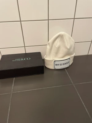 John hatter co. mössa - Hej! Säljer nu min John hatter co. mössa ”why so serious” för ett super pris! Den är skick 9/10 och har inga fel eller märken. Skriv vid frågor eller funderingar🤗