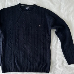 GANT KABELSTICKAD TRÖJA  - STORLEK: XL SKICK: 9/10