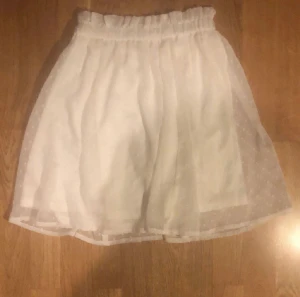 Volang kjol - En jätte fin vit volang kjol med små vita prickar!🫶🏼 säljer pga att den ej kommer till användning. Hör av er vid intresse eller frågor🩵