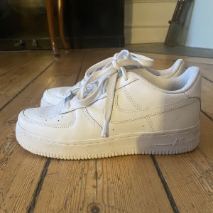 Nike air force  - Nästan helt oanvända Nike air force 1 de är lite smutsiga på skosnören men går lätt att tvätta🫶