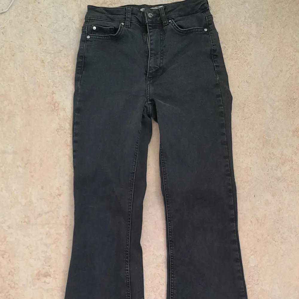 Ett par svarta bootcut byxor från cubus, de är lite slitna längst ner annars inget fel. Jeans & Byxor.